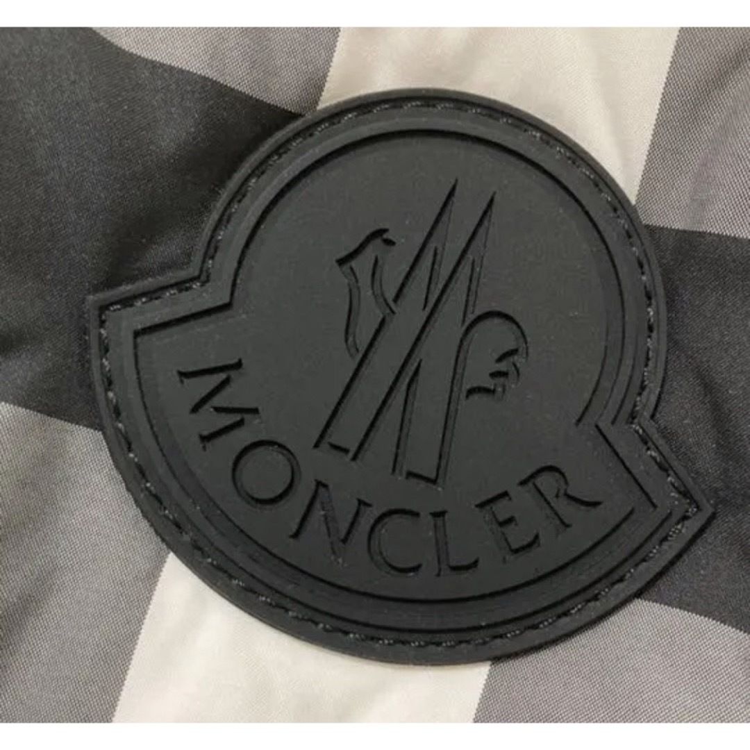 MONCLER(モンクレール)の新品正規　MONCLER モンクレール ロゴ　バックパック　黒　ブラック レディースのバッグ(リュック/バックパック)の商品写真