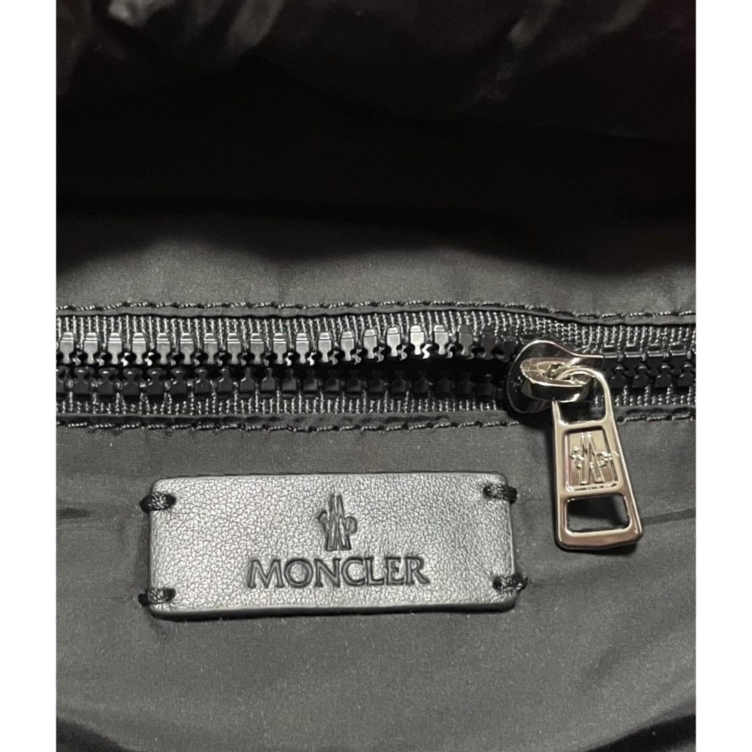 MONCLER(モンクレール)の新品正規　MONCLER モンクレール ロゴ　バックパック　黒　ブラック レディースのバッグ(リュック/バックパック)の商品写真