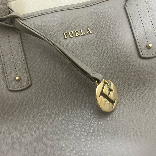 Furla(フルラ)のフルラ デイジー トートバッグ レザー グレージュ チャーム 金具 A4 レディースのバッグ(トートバッグ)の商品写真