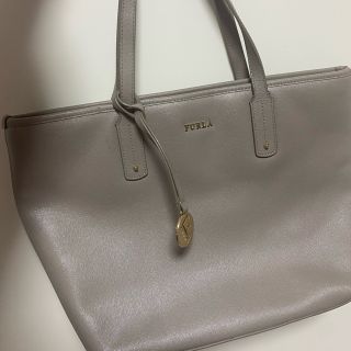 フルラ(Furla)のフルラ デイジー トートバッグ レザー グレージュ チャーム 金具 A4(トートバッグ)