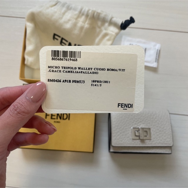 FENDI - FENDI ピーカブー マイクロ 三つ折り財布 ホワイトレザーの