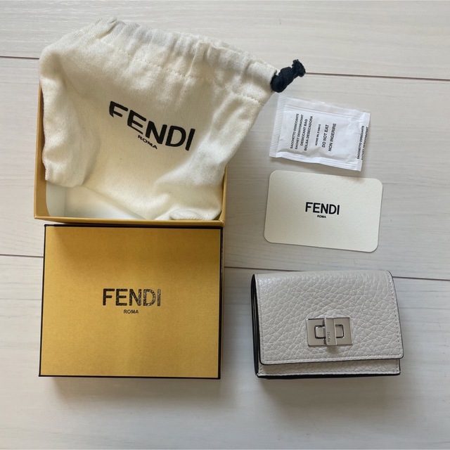 FENDI ピーカブー マイクロ 三つ折り財布 ホワイトレザー