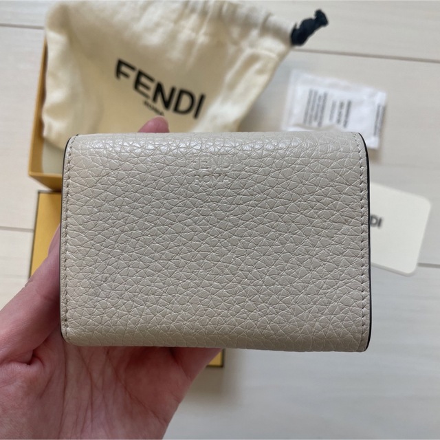 FENDI - FENDI ピーカブー マイクロ 三つ折り財布 ホワイトレザーの