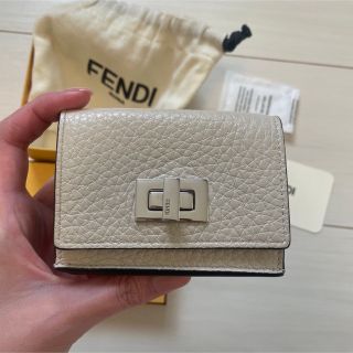 FENDI - FENDI ピーカブー マイクロ 三つ折り財布 ホワイトレザーの
