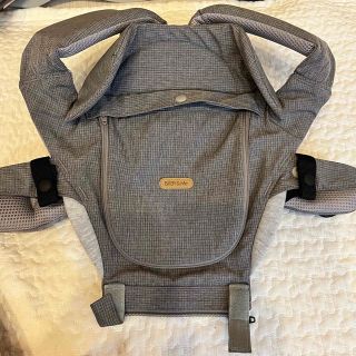 エルゴベビー(Ergobaby)のベビーアンドミー  ONE S LIGHT ヒップシート キャリア (抱っこひも/おんぶひも)