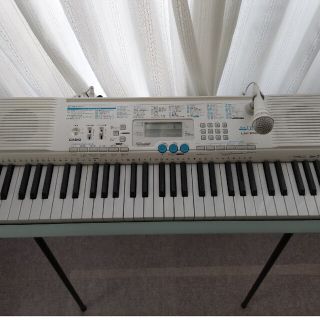 カシオ(CASIO)のLK-108　CASIO電子ピアノキーボード☆折りたたみ椅子付き☆中古　着払い(電子ピアノ)