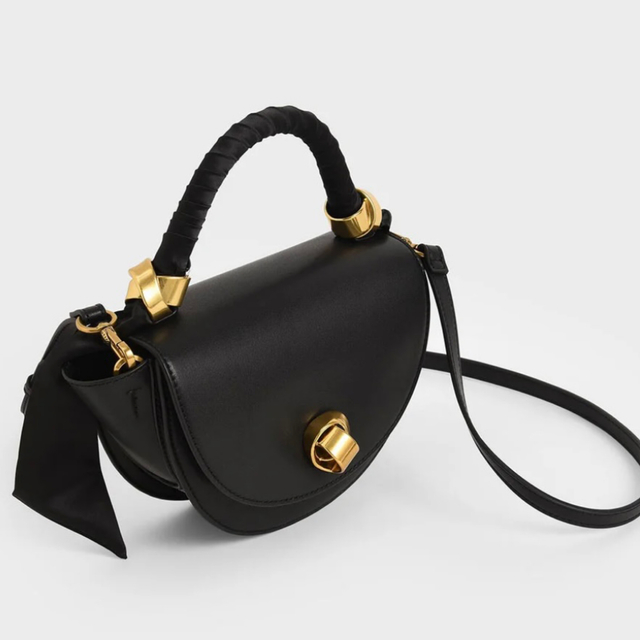 Charles and Keith(チャールズアンドキース)のCharles & Keithサテンプリーツドハーフムーンバッグ （Black） レディースのバッグ(ショルダーバッグ)の商品写真