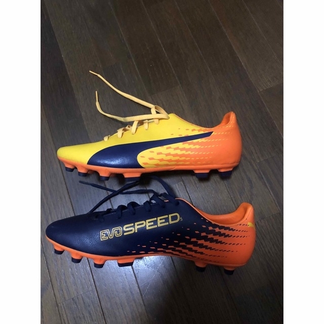 PUMA(プーマ)の【美品】プーマ　サッカースパイク スポーツ/アウトドアのサッカー/フットサル(シューズ)の商品写真