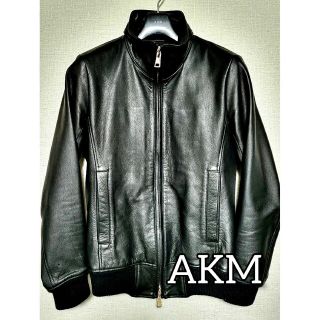 エイケイエム(AKM)の美品【AKM】レザージャケット スタンドカラー トラック ライダース  S(レザージャケット)