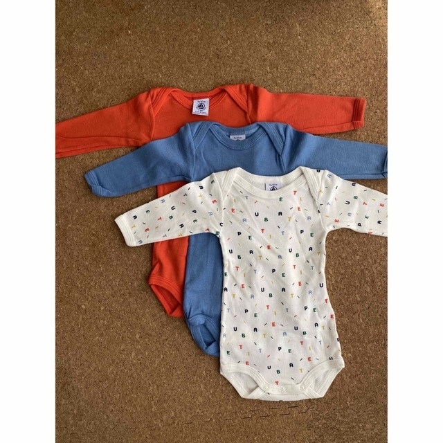 PETIT BATEAU(プチバトー)の【mo_to様専用】三枚セット キッズ/ベビー/マタニティのベビー服(~85cm)(ロンパース)の商品写真