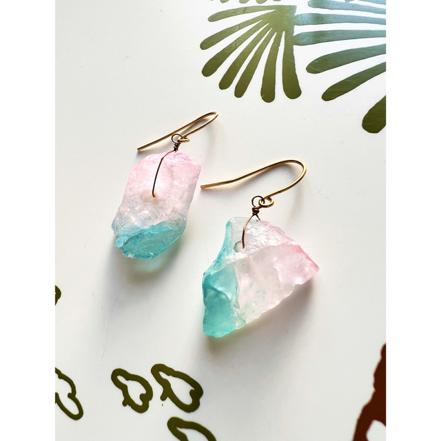 SeaRoomlynn(シールームリン)のピンクブルークリスタルピアス♡水晶ピアス♡アレルギー対応ステンレスピアス ハンドメイドのアクセサリー(ピアス)の商品写真