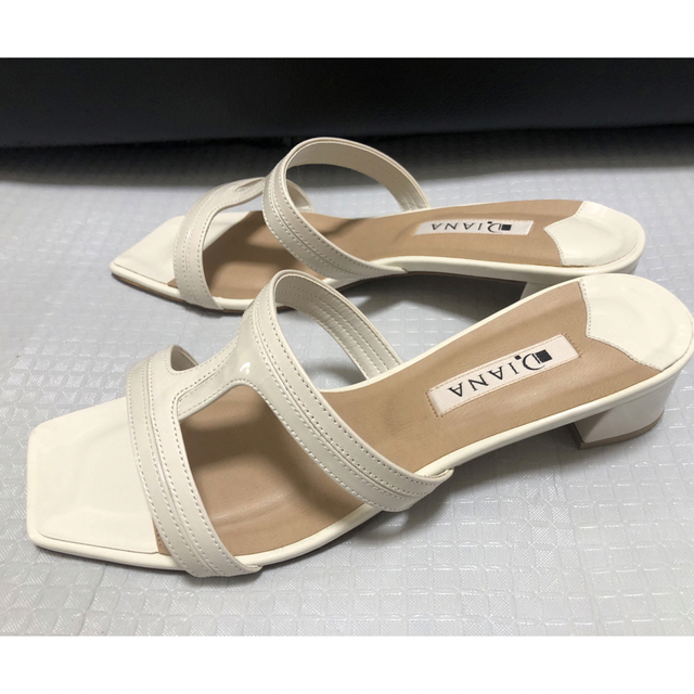 DIANA(ダイアナ)のDIANA⭐️新品23.5㎝エナメルベージュ レディースの靴/シューズ(サンダル)の商品写真