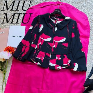 ミュウミュウ(miumiu)の【良品】MIU MIU 総柄ジャケット ブラック 36 ペプラム 襟 ジップ(テーラードジャケット)