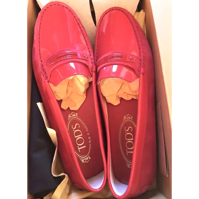 TOD'S(トッズ)の【新品】TOD'S  ドライブシューズ  赤  サイズ36(23㎝) レディースの靴/シューズ(ローファー/革靴)の商品写真