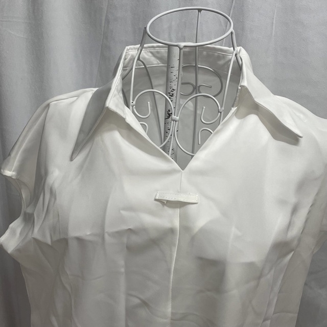 ❍｡ ブラウス ホワイト タイ付き 白 半袖 シンプル 新品未使用 レディースのトップス(シャツ/ブラウス(半袖/袖なし))の商品写真