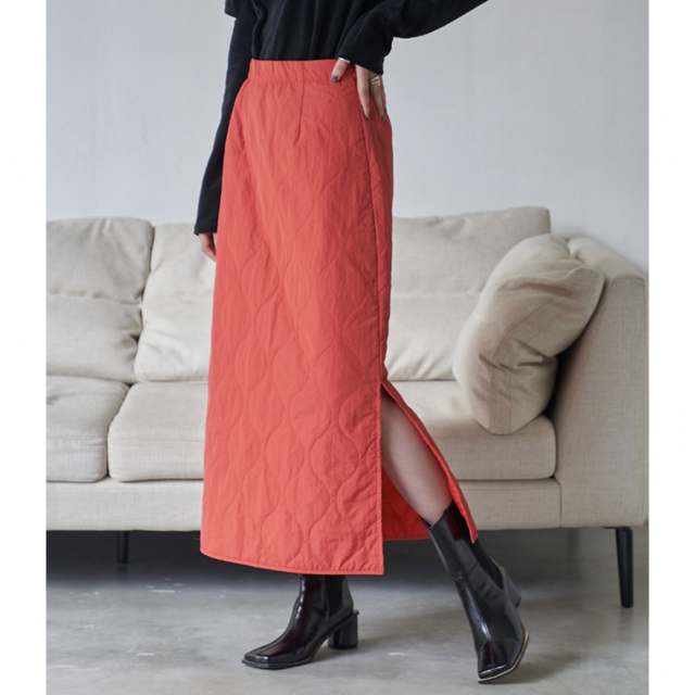 新品タグ付　ライトキルティング　中綿　ペンシルスカート　VACANCY レディースのスカート(ロングスカート)の商品写真