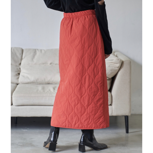 新品タグ付　ライトキルティング　中綿　ペンシルスカート　VACANCY レディースのスカート(ロングスカート)の商品写真