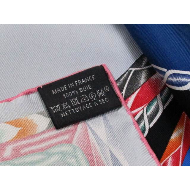HERMES - HERMES カレ 大判スカーフ シルク100% Robe du Soi HERMES - HERMES カレ 大判スカーフ シルク100% Robe du Soi