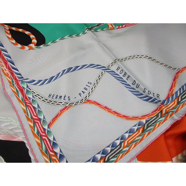 HERMES - HERMES カレ 大判スカーフ シルク100% Robe du Soi HERMES - HERMES カレ 大判スカーフ シルク100% Robe du Soi