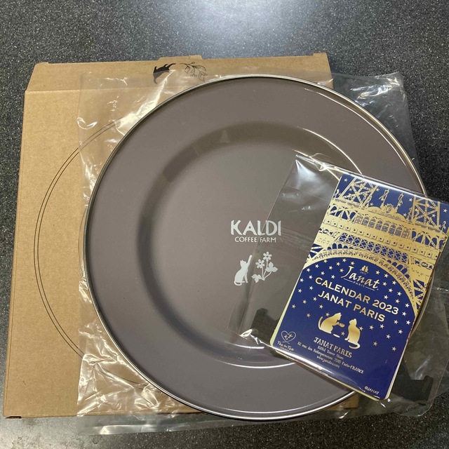 KALDI(カルディ)の新品未使用　KALDI 猫の日2023 ホーロープレート&カレンダー インテリア/住まい/日用品のキッチン/食器(食器)の商品写真