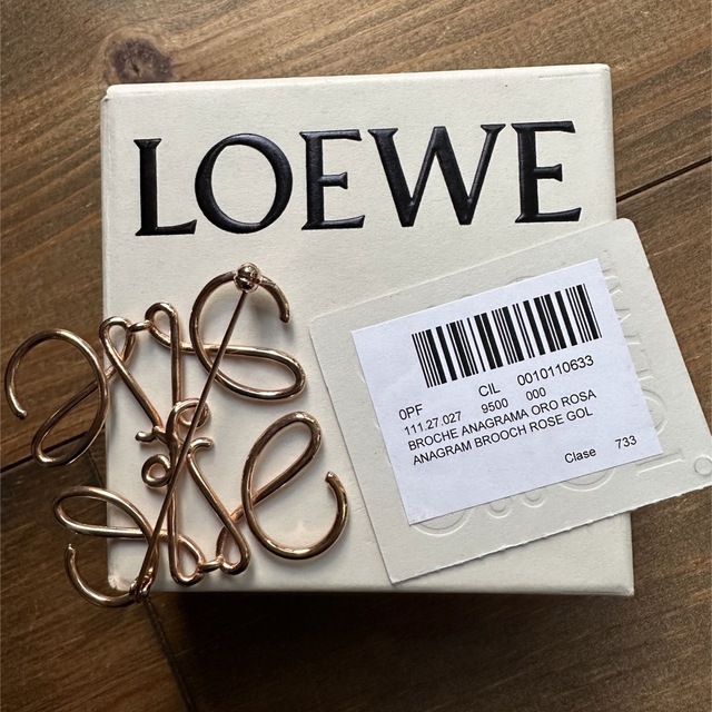 LOEWE(ロエベ)の ロエベLOEWEアナグラム ブローチ ローズゴールド正規品 レディースのアクセサリー(ブローチ/コサージュ)の商品写真