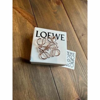 ロエベLOEWEアナグラム ブローチ ローズゴールド正規品