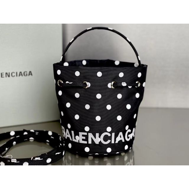 素晴らしい外見 Balenciaga - ドローストリングバッグ ドット