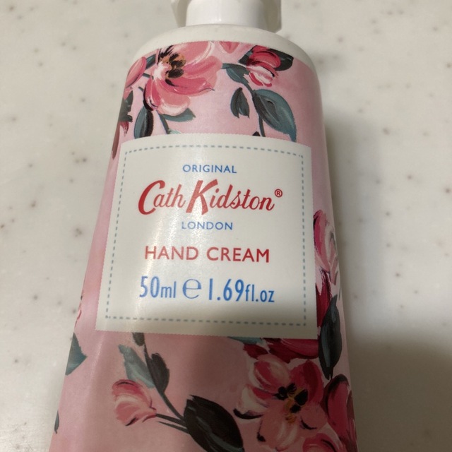 Cath Kidston(キャスキッドソン)のキャスキッドソン❤︎Cath Kidston ハンドクリーム Pボックスフラワー コスメ/美容のボディケア(ハンドクリーム)の商品写真