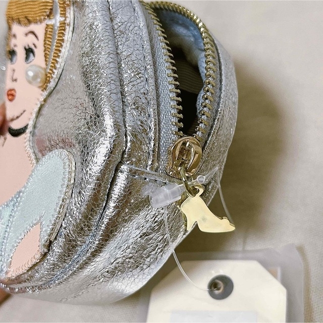 Disney(ディズニー)のシンデレラ　アコモデ　ポーチ　チャーム レディースのファッション小物(ポーチ)の商品写真
