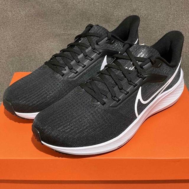 NIKE(ナイキ)の【新品】NIKE ランニングシューズ 28.0cm エアズーム ペガサス 39 スポーツ/アウトドアのランニング(シューズ)の商品写真