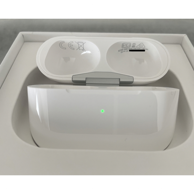 Apple(アップル)のAirPods Pro エアポッズ プロ 充電器 充電ケース 新品・正規品 スマホ/家電/カメラのオーディオ機器(ヘッドフォン/イヤフォン)の商品写真