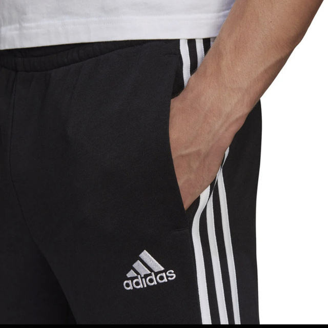 adidas(アディダス)のアディダスエッセンシャルズフレンチテリー テーパードカフスリーストライプパンツ  メンズのパンツ(その他)の商品写真