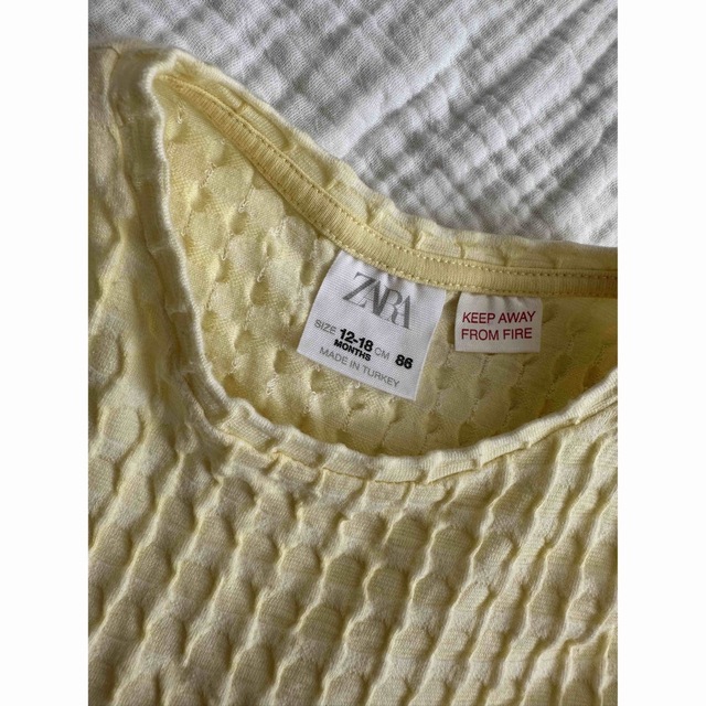 ZARA KIDS(ザラキッズ)のワッフル地フレアトップス  86cm キッズ/ベビー/マタニティのベビー服(~85cm)(Ｔシャツ)の商品写真