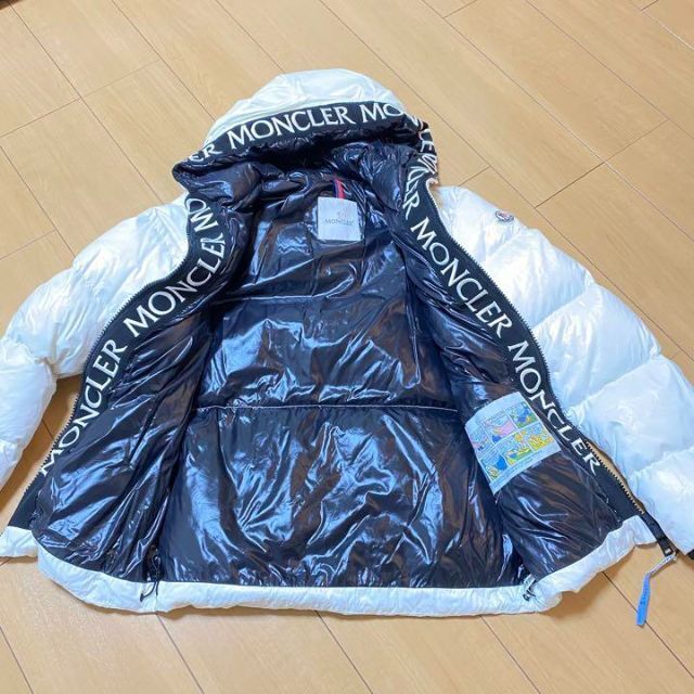 人気特価 MONCLER ホワイト(サイズS) モンクレールロゴ入りショート