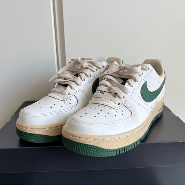 NIKE(ナイキ)のNIKE WMNS エアフォース1 Low ’07 LV8 ビンテージグリーン レディースの靴/シューズ(スニーカー)の商品写真