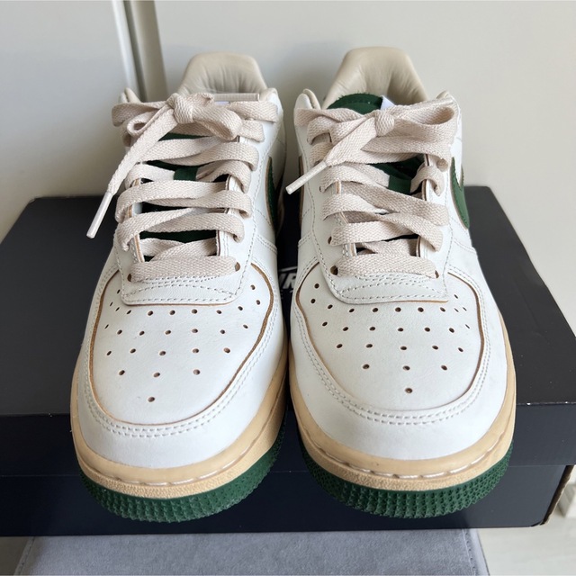 NIKE(ナイキ)のNIKE WMNS エアフォース1 Low ’07 LV8 ビンテージグリーン レディースの靴/シューズ(スニーカー)の商品写真