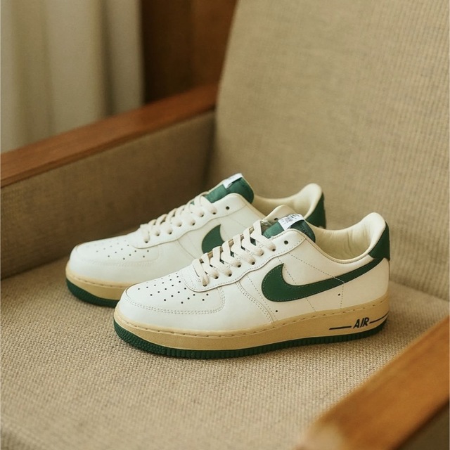 NIKE(ナイキ)のNIKE WMNS エアフォース1 Low ’07 LV8 ビンテージグリーン レディースの靴/シューズ(スニーカー)の商品写真