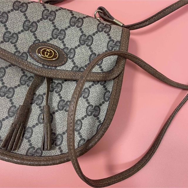 グッチ GGプラス タッセル付きショルダーバッグ ベージュ 最前線の