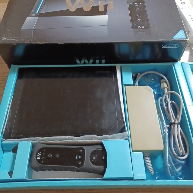 Wii本体　ソフト4枚セット家庭用ゲーム機本体