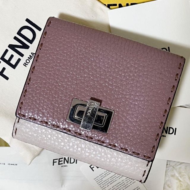 希少✨箱付美品✨FENDI ピーカブー レザー 二つ折り財布 セレリア