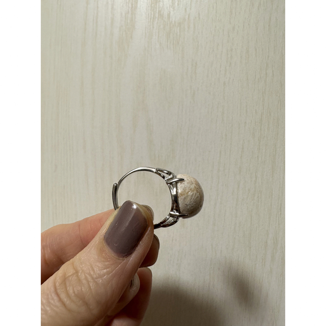 珊瑚玉　白リング　ジェイドコーラル指輪 レディースのアクセサリー(リング(指輪))の商品写真
