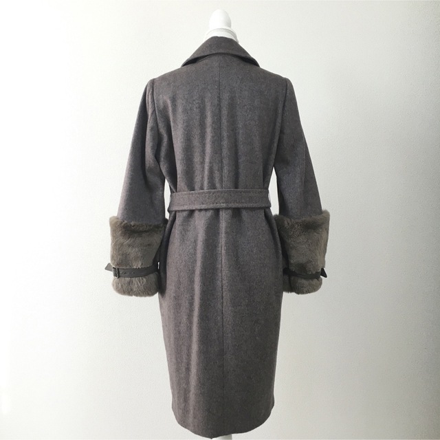 Max Mara(マックスマーラ)の美品　白タグ　MaxMara マックスマーラ　カシミヤキャメル　ファー　コート レディースのジャケット/アウター(毛皮/ファーコート)の商品写真