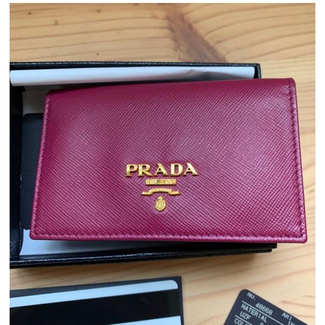 PRADA(プラダ)のPRADA 名刺入れ　新品 レディースのファッション小物(名刺入れ/定期入れ)の商品写真