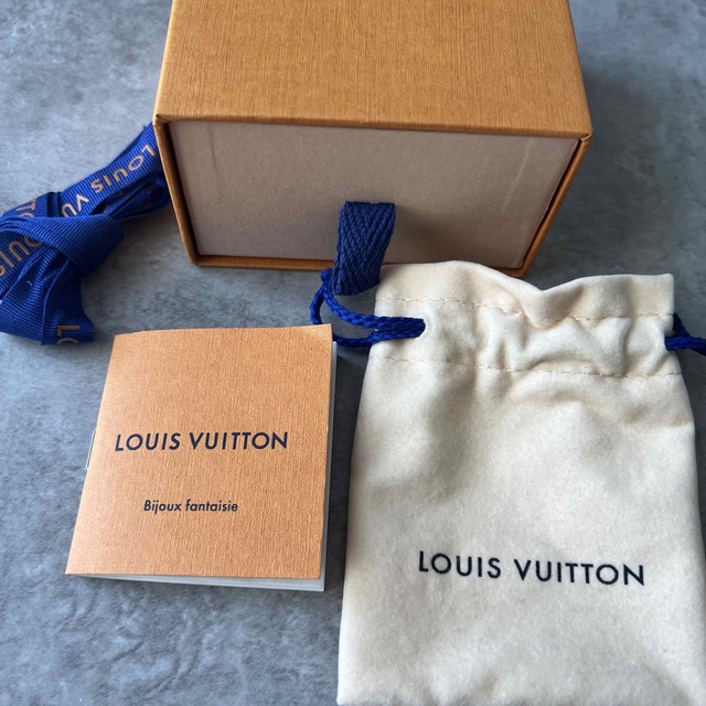 LOUIS VUITTON(ルイヴィトン)のルイヴィトン ペンダント ネックレス・エセンシャルV ゴールド  レディースのアクセサリー(ネックレス)の商品写真