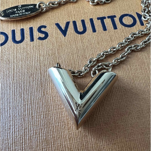 LOUIS VUITTON(ルイヴィトン)のルイヴィトン ペンダント ネックレス・エセンシャルV ゴールド  レディースのアクセサリー(ネックレス)の商品写真