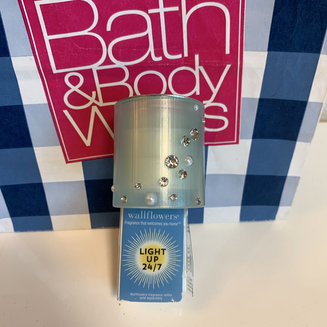 Bath & Body Works(バスアンドボディーワークス)の【新品】バスアンドボディワークス ウォールフラワー プラグ シーグラス ナイト コスメ/美容のリラクゼーション(アロマポット/アロマランプ/芳香器)の商品写真