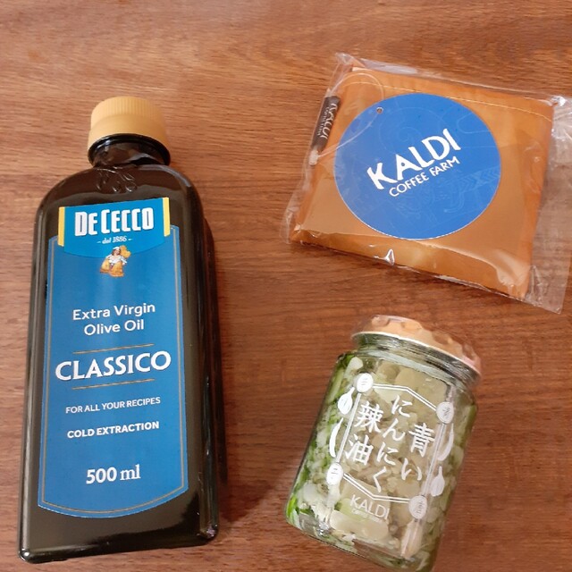 KALDI(カルディ)のカルディ エコバッグ、青いにんにく辣油、オリーブオイル おまけ付き 食品/飲料/酒の加工食品(缶詰/瓶詰)の商品写真