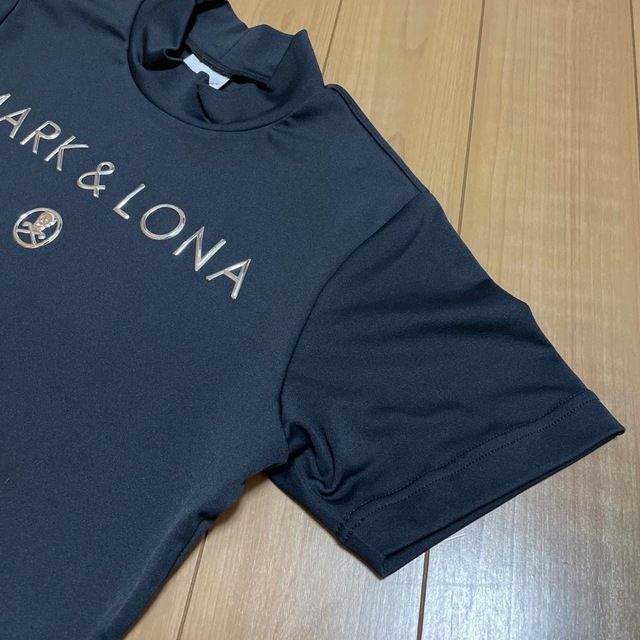 MARK&LONA(マークアンドロナ)のマークアンドロナ/MARK&LONA 2022年モデル　 モックネックTシャツ スポーツ/アウトドアのゴルフ(ウエア)の商品写真