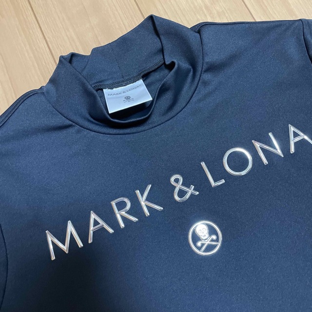 MARK&LONA(マークアンドロナ)のマークアンドロナ/MARK&LONA 2022年モデル　 モックネックTシャツ スポーツ/アウトドアのゴルフ(ウエア)の商品写真