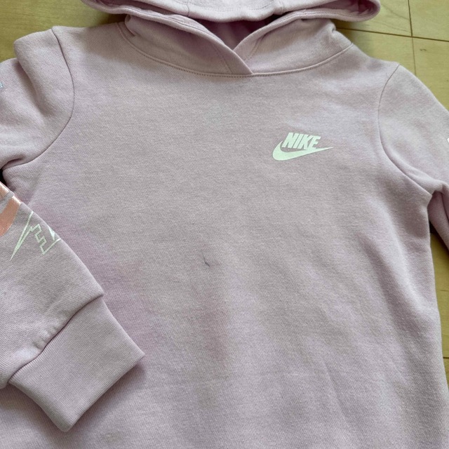 NIKE(ナイキ)の訳あり 新品 NIKE 裏起毛 パーカー キッズ 110 キッズ/ベビー/マタニティのキッズ服女の子用(90cm~)(Tシャツ/カットソー)の商品写真